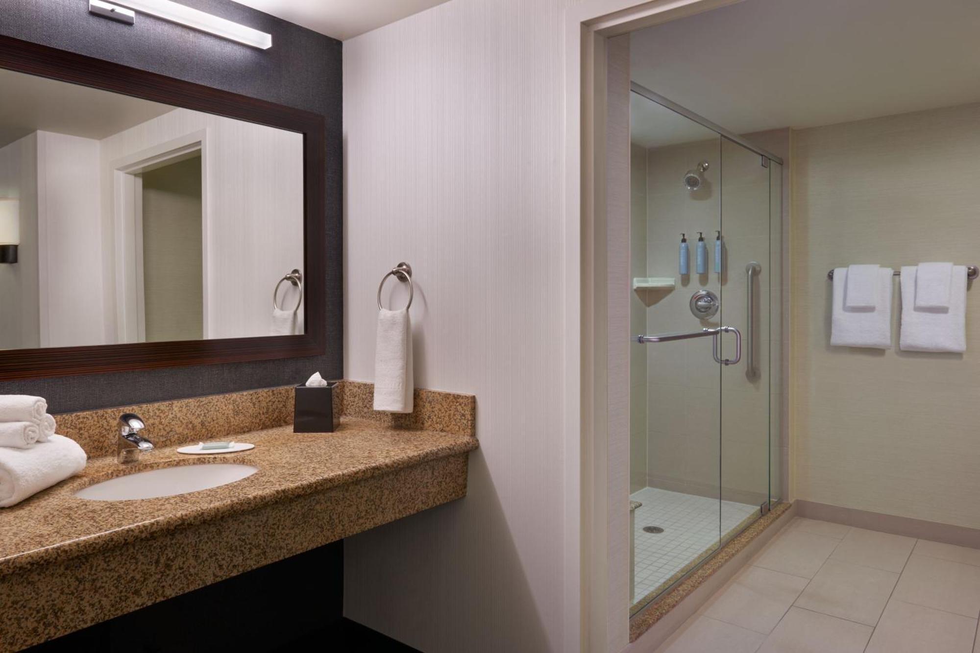 Hotel Courtyard By Marriott Calgary Airport Esterno foto