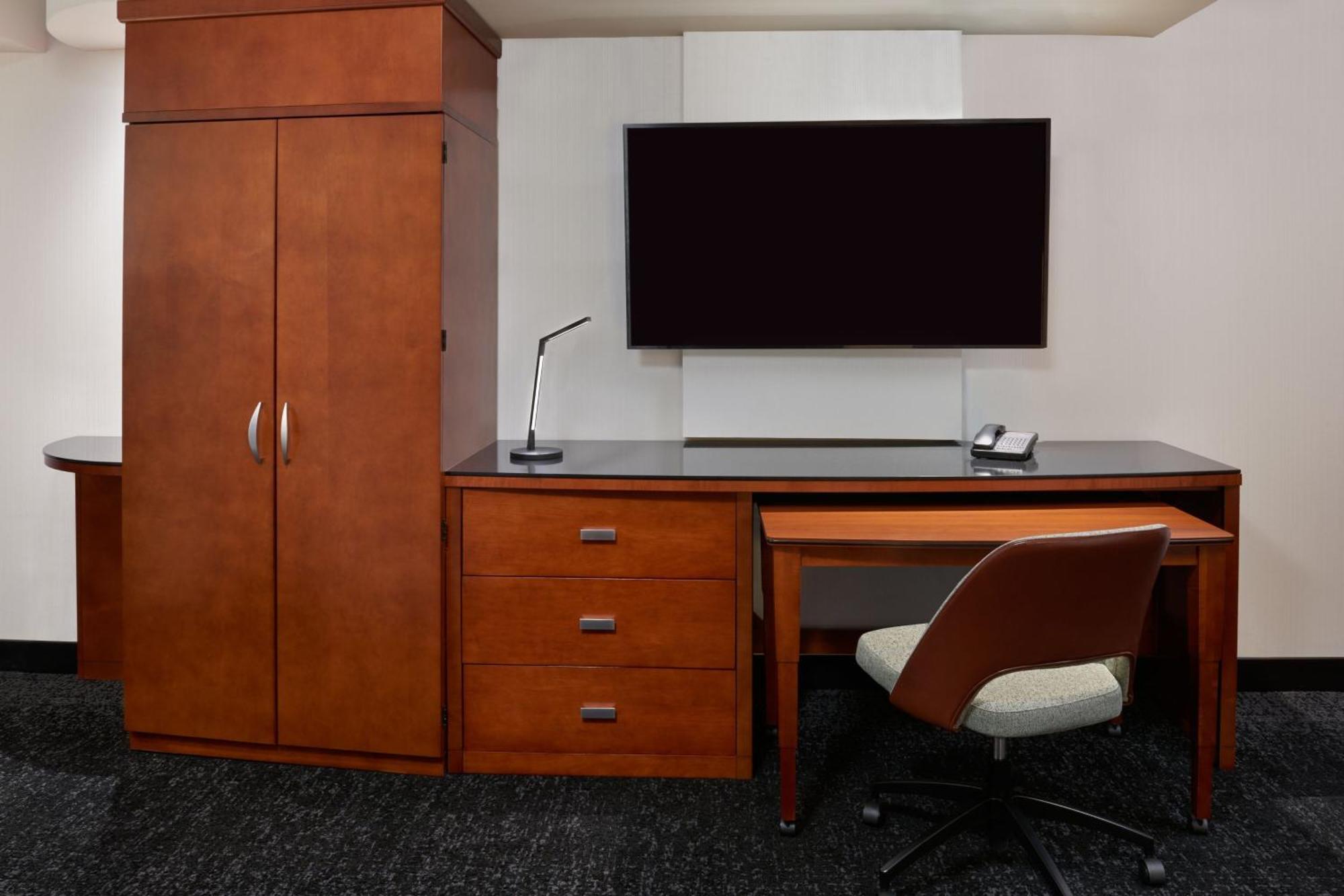 Hotel Courtyard By Marriott Calgary Airport Esterno foto