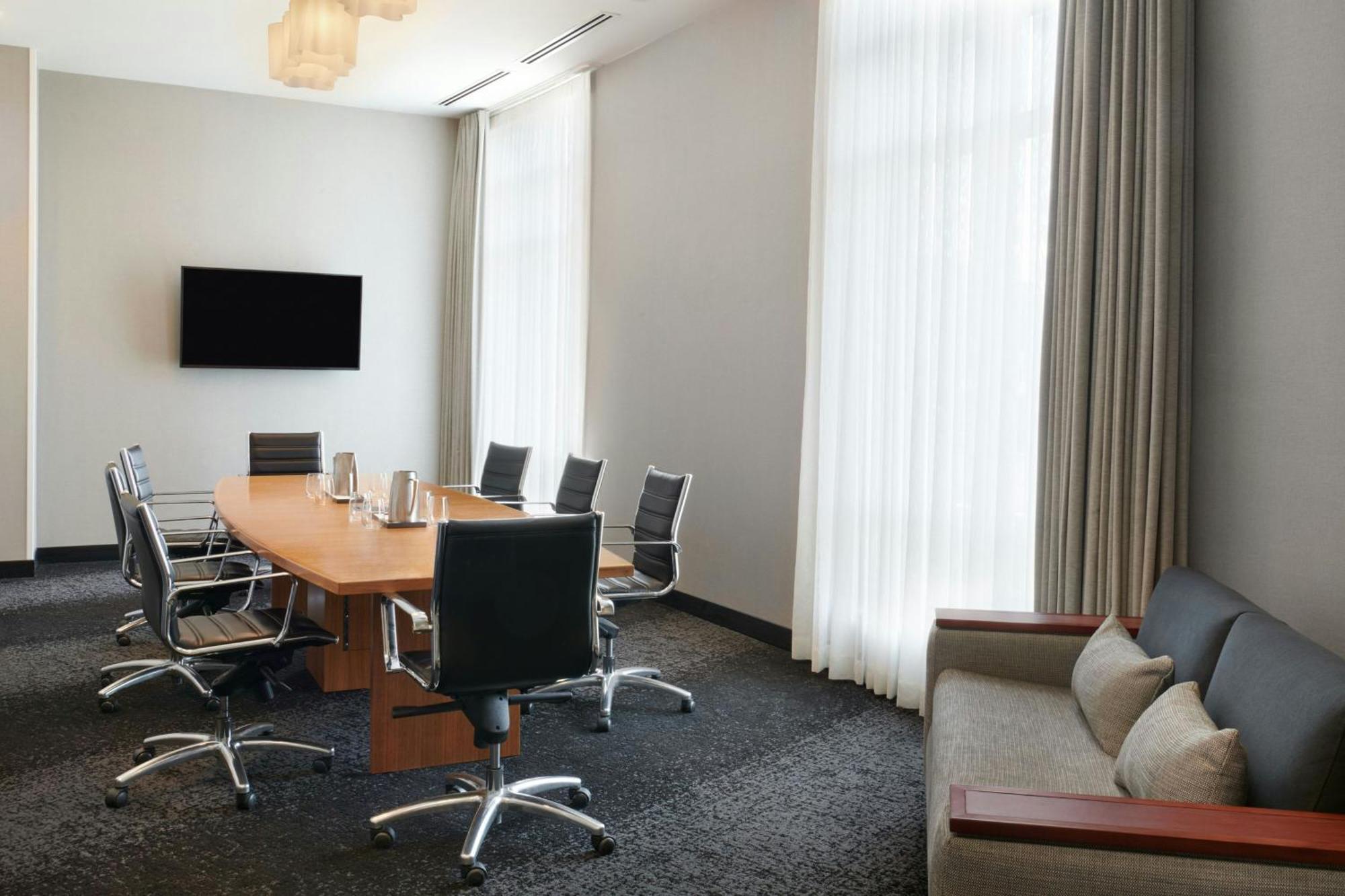 Hotel Courtyard By Marriott Calgary Airport Esterno foto